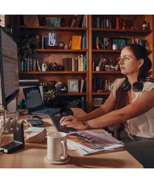 HP Poly Voyager Focus 2 Şarj Standlı Kulaklık